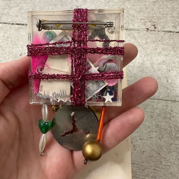 Vintage Funky Signed 1986 Acrylic Brooch - Picture 7 of 9